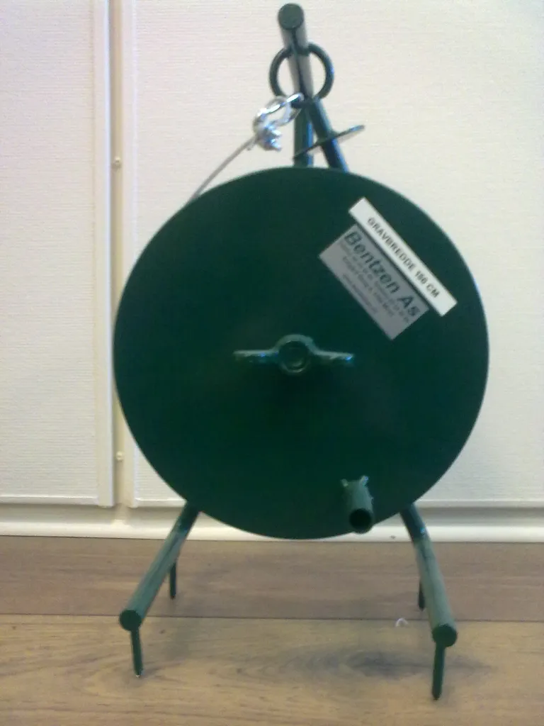MÅLEWIRE PÅ STÅLSNELLE TIL URNEGRAV. GRAVBREDDE 50CM