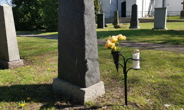 MINNELUND LYS OG VASEHOLDER (2) SPIRA